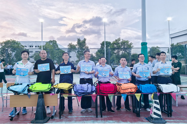 奇億金屬趣味運(yùn)動會獲獎團(tuán)隊(duì)與獎品合影