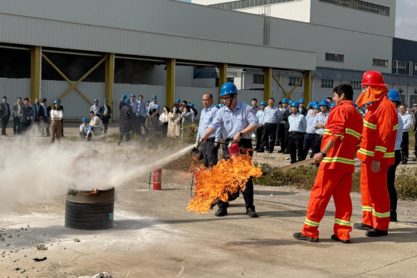 奇億金屬公司員工使用滅火器進行滅火實操現(xiàn)場
